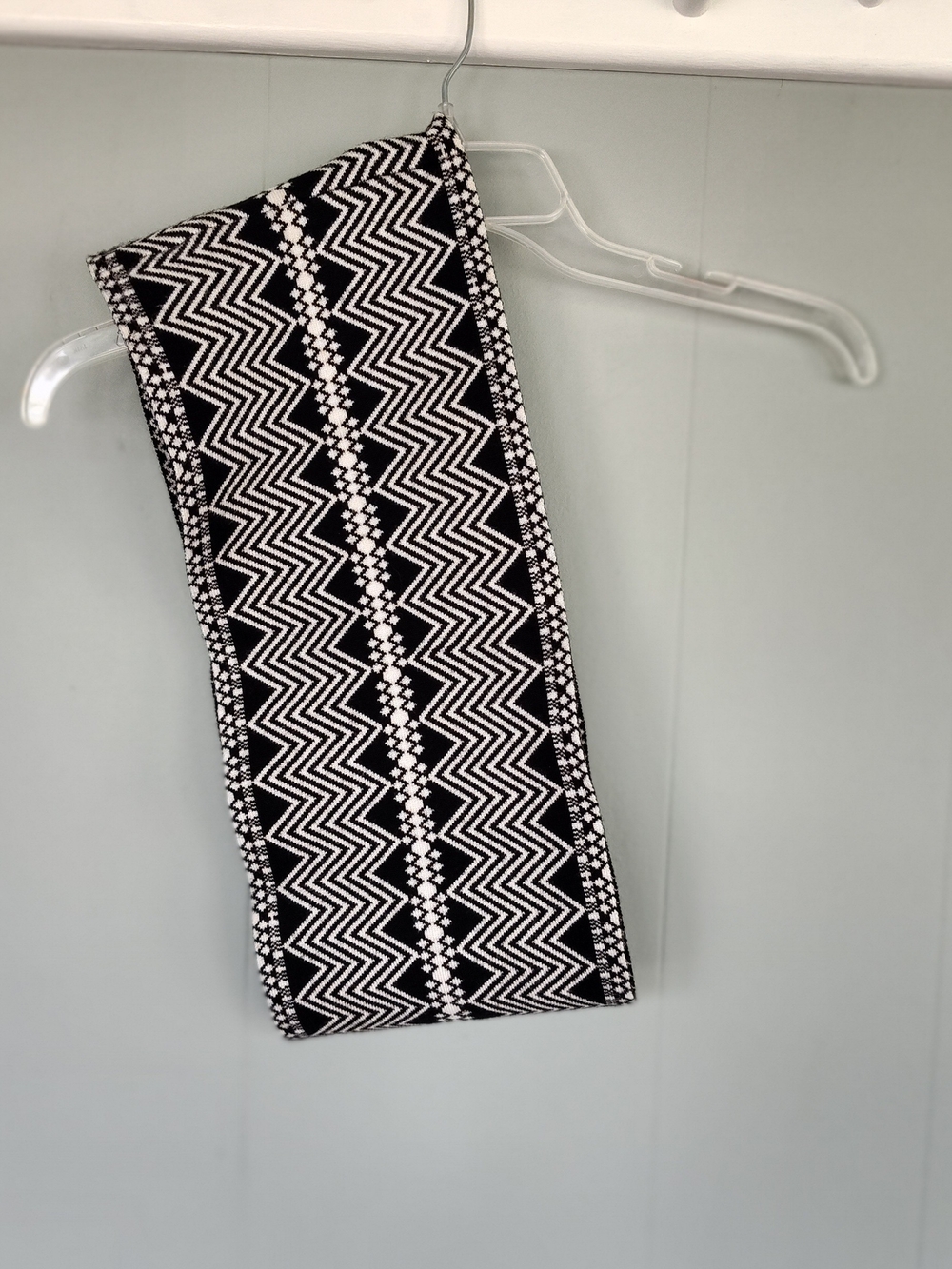 Elegant Black and White Geometric Knit Scarf